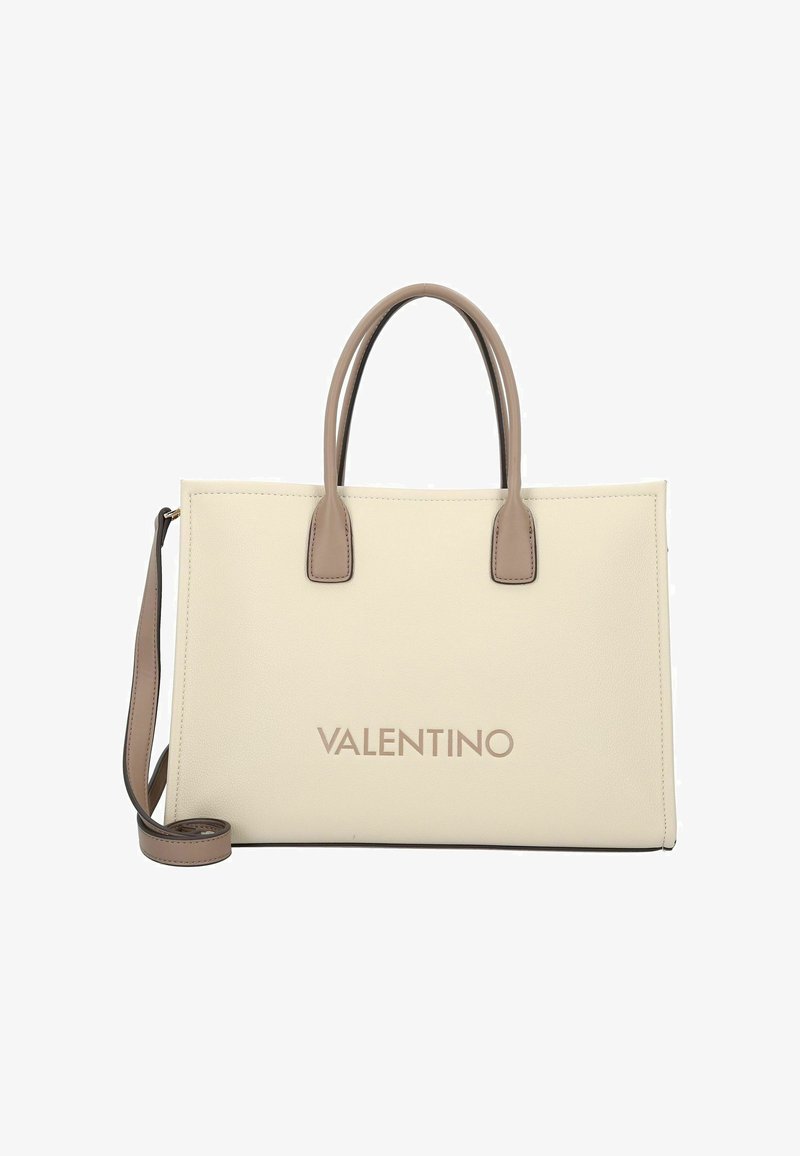 Bolso tote de cuero color crema con asas marrón claro y una correa desmontable. Presenta el logo "VALENTINO" en relieve en el frente. Diseño minimalista.