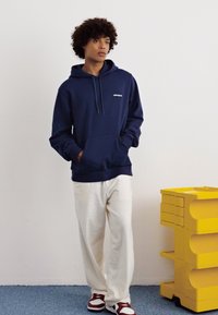 Carhartt WIP HOODED SCRIPT EMBROIDERY - Jersey con capucha - blue/white