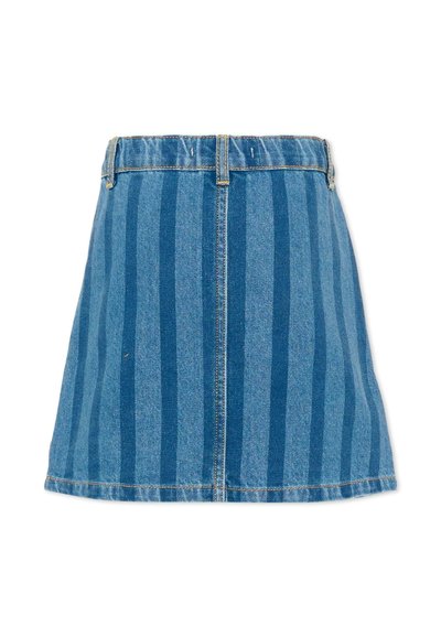 Mini-jupe en denim bleu avec des rayures verticales bleu foncé, taille élastique, passants de ceinture et couture centrale sur fond blanc.