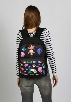 Schwarzer Rucksack mit bunten Pixar-Charakterdrucken, versehen mit dem Text "FÜHLE DEINE GEFÜHLE." Hergestellt aus strapazierfähigem Stoff, mit verstellbaren Trägern.