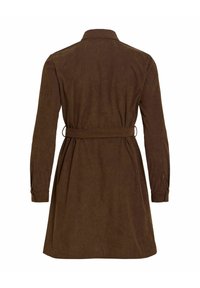 Pruun vööga kleit, millel on pikad varrukad, nööpidega mansetid ja struktureeritud krae. Valmistatud pehmest kangast, millel on sile tekstuur ja puhtad jooned.