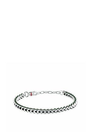 Bracciale in catena d'argento intrecciata con pelle verde scuro, con chiusura a moschettone e maglie regolabili per la misura.