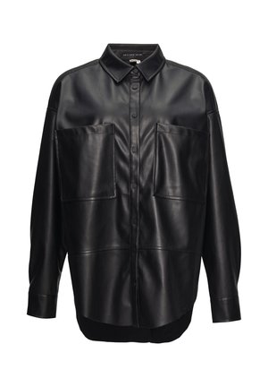 Chemise boutonnée en cuir noir avec un col ouvert, deux grandes poches avant et une coupe décontractée. Texture lisse et ourlet légèrement arrondi.