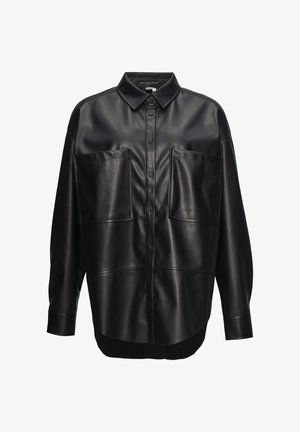 Chemise boutonnée en cuir noir avec un col ouvert, deux grandes poches avant et une coupe décontractée. Texture lisse et ourlet légèrement arrondi.