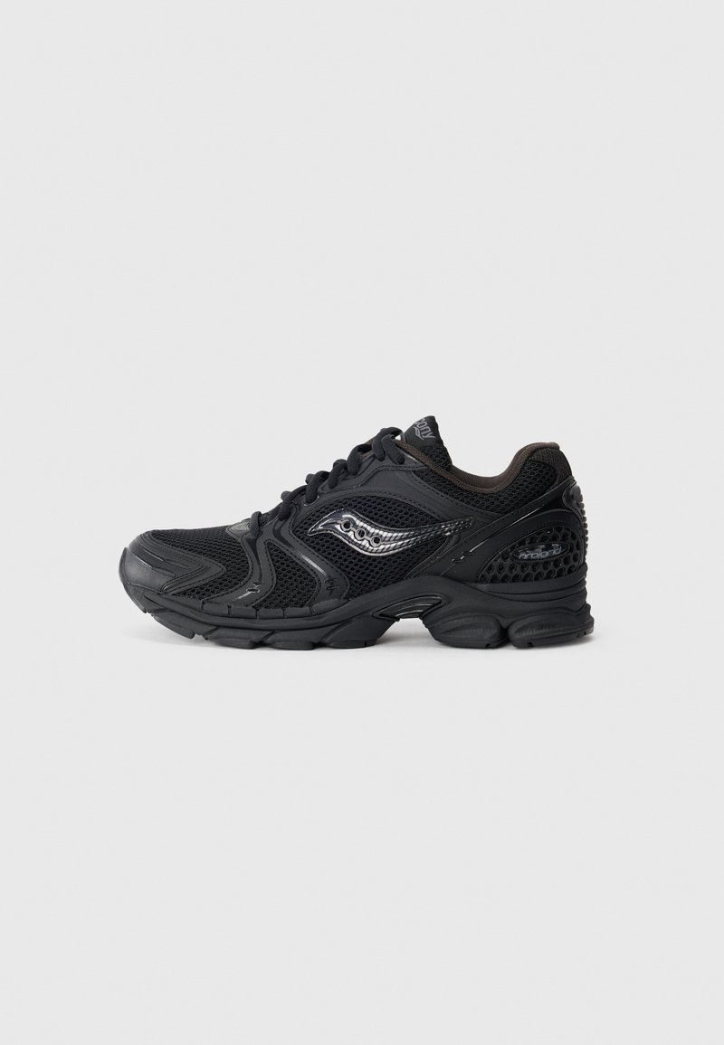 Schwarzer Sportschuh mit Mesh-Design, strukturierten Akzenten, gepolstertem Schaft und hervorgehobenem Markenlogo an der Seite. Verfügt über eine gebogene Außensohle.