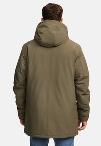 Veste à capuche vert olive avec une texture lisse, des détails de couture au dos et une coupe décontractée, descendant jusqu'au mi-thigh avec des manches longues.