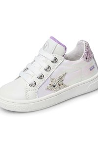 Sneaker bianca in pelle con decorazione a stella argentata, accenti viola e tacco glitterato testurizzato. Presenta lacci bianchi e occhielli circolari.