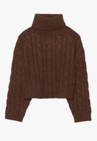 Hnědý svetr s vysokým límcem a pleteným vzorem, s kratším střihem, zakončený žebrovanými manžetami a lemem, měkkou texturou a volným střihem.