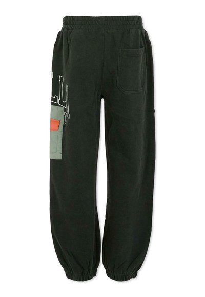 Pantalon de survêtement noir avec une taille élastique, chevilles resserrées et poche latérale ornée d'un patch vert clair et d'un accent orange. Grand texte blanc sur le côté.