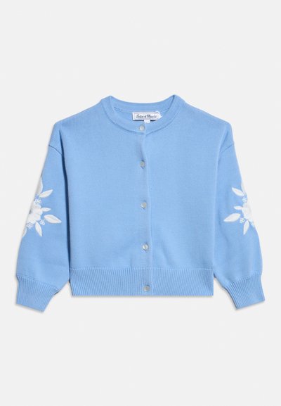 Ανοιχτό γαλάζιο πλεκτό ζακέτα με στρογγυλή λαιμόκοψη, κουμπιά σνάπ, ριμπ μανσέτες και στρίφωμα, και λευκή κεντητική με λουλούδια στα μανίκια.