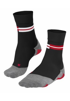 Schwarze Knöchelsocken mit grauen und roten Akzenten. Gerippte Textur, zwei weiße Streifen, verstärkte Fersen- und Zehenbereiche für Haltbarkeit.