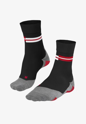 Czarne skarpetki do kostek z szarymi i czerwonymi akcentami. Prążkowana tekstura, dwa białe paski, wzmocnione pięty i palce dla większej trwałości.