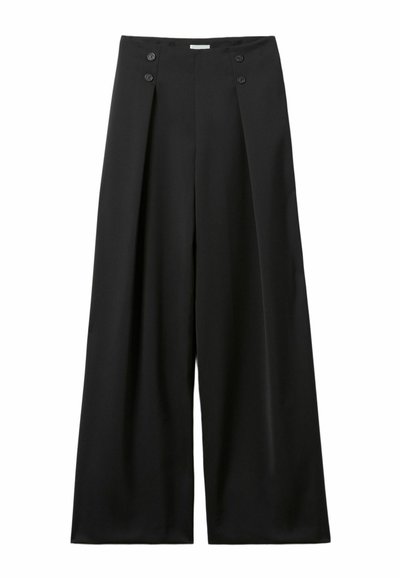 Pantalones negros de pierna ancha hechos de un material suave, con cintura alta, dos botones decorativos y pinzas frontales para mayor detalle.