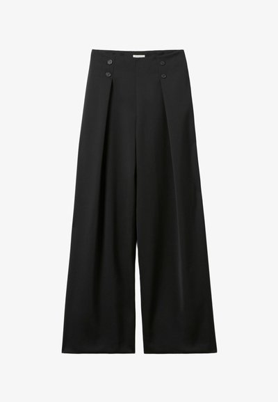 Pantalones negros de pierna ancha hechos de un material suave, con cintura alta, dos botones decorativos y pinzas frontales para mayor detalle.