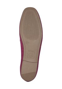 Rubberen schoen met een roze suède bovenkant, voorzien van een gestructureerde groefzool en een logo dat op de zool is gedrukt.