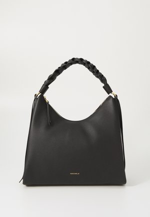 Bolso de cuero negro con asa trenzada, con detalles en dorado, textura suave y forma redondeada. Logo de la marca visible en la parte frontal.