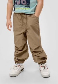 s.Oliver ELASTISCHE PARACHUTE - Stoffhose - sandstein