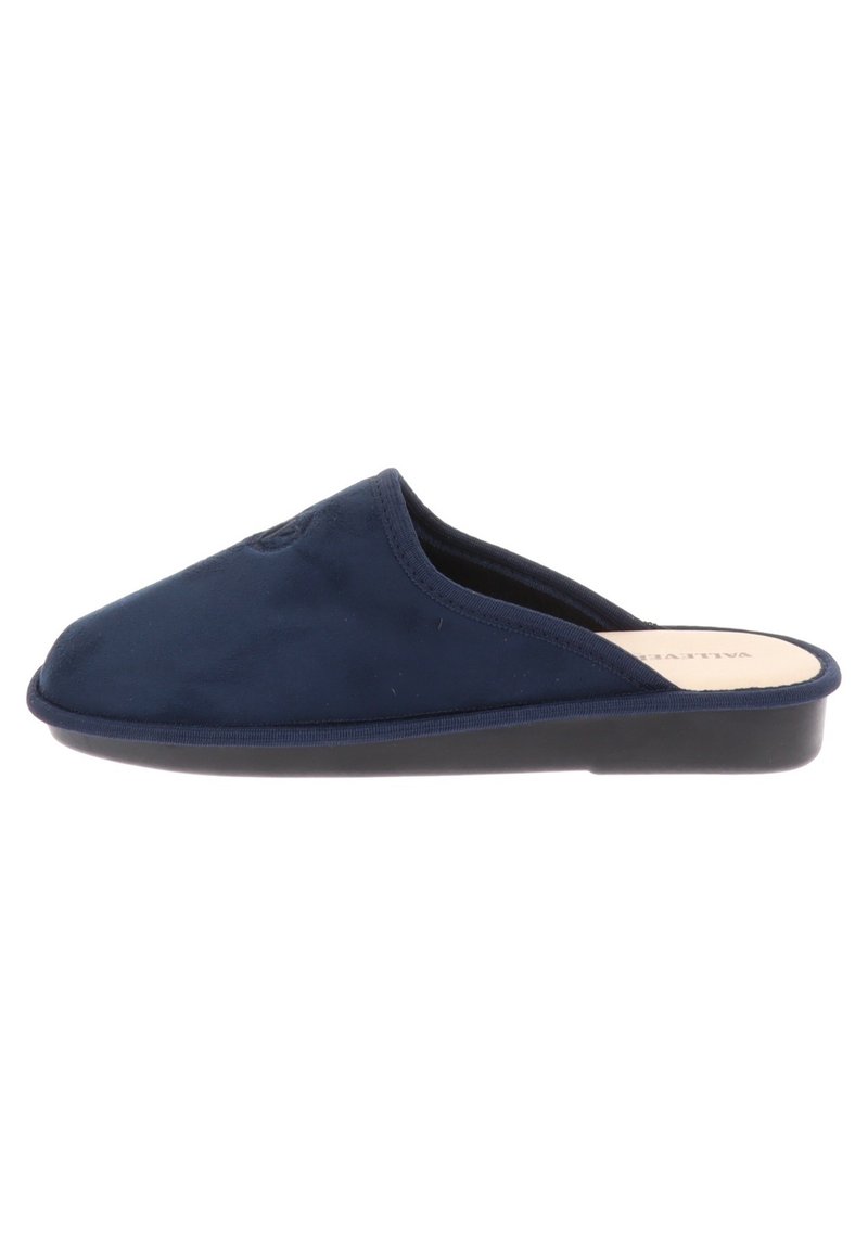 Scarpa slip-on blu navy con tomaia in tessuto morbido, punta arrotondata e suola in gomma piatta. Interno foderato con dettagli di cucitura sottili.