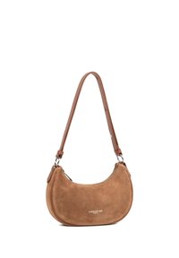 Borsa a tracolla in suede marrone dalla forma curva, con cinturini in pelle e chiusura con zip. Presenta dettagli in metallo argentato e un logo in rilievo sul davanti.