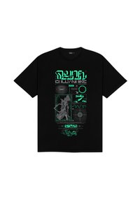 T-shirt nera a maniche corte con design grafici verdi, che includono testo e forme astratte, con texture variabili ed elementi visivi dettagliati.