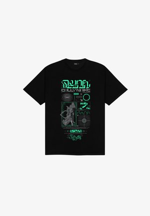 T-shirt nera a maniche corte con design grafici verdi, che includono testo e forme astratte, con texture variabili ed elementi visivi dettagliati.