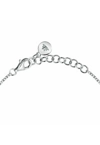 Bracciale in argento con chiusura a granchio, design a anelli circolari e un ciondolo rotondo con un motivo di foglia incisa.