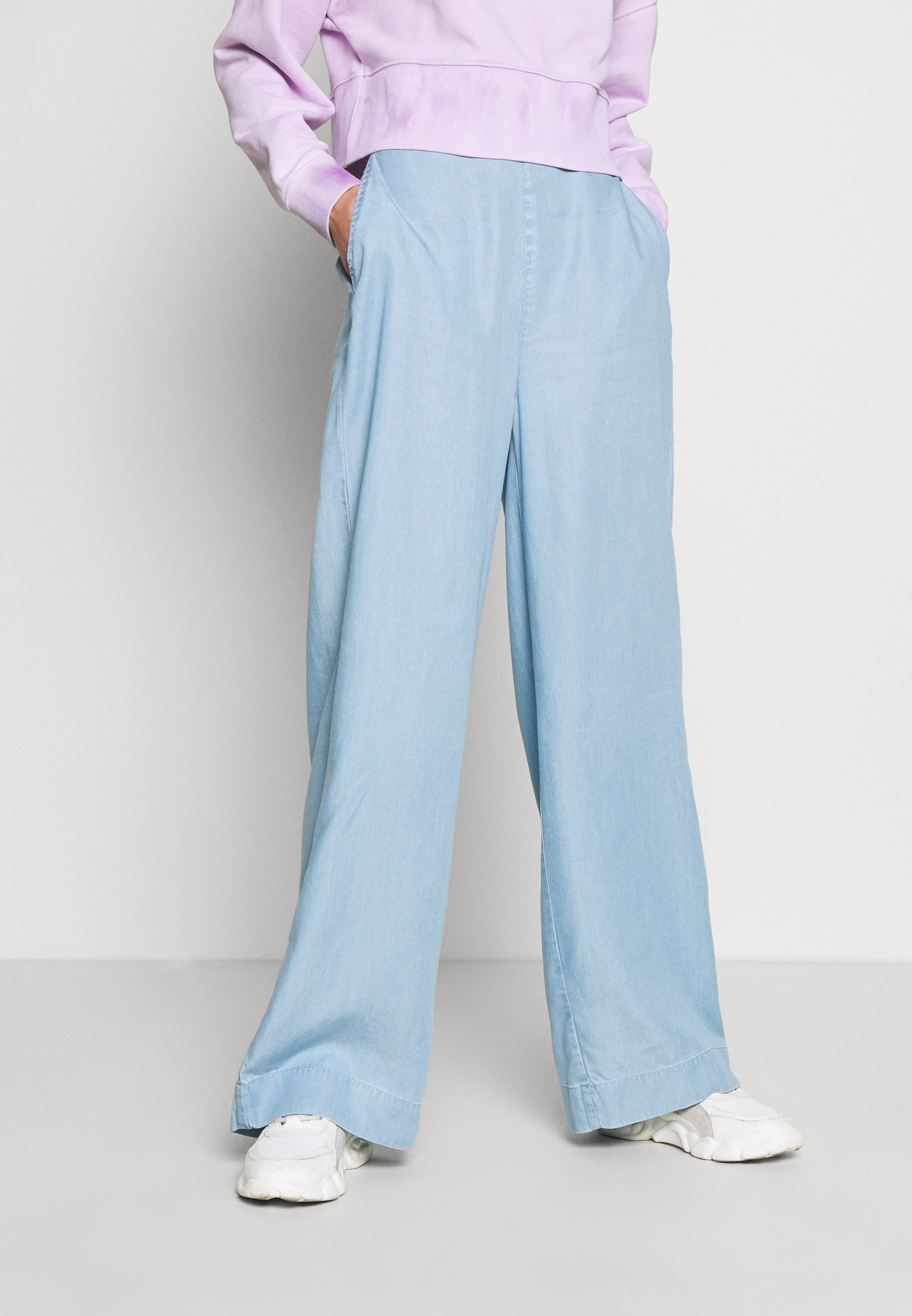 Guess IRINA PANT Flared jeans waterlyseblå denim Guess Skuldervesker: Kjøp opp til −50% | Stylight