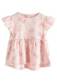 Lyserød kortærmet top med blomsterprint, ribbet tekstur, blondedetaljer på ærmerne og samlet talje. Knaplukning bagpå.