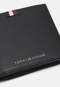 Tommy Hilfiger TH PREM LEA CC FLAP AND COIN - Lompakko - black