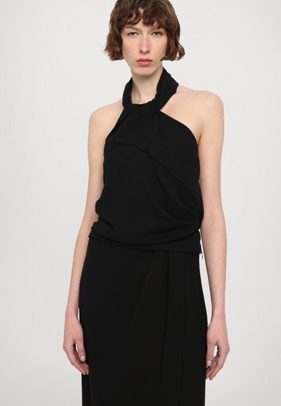 Sort halterneck top med draperet stof, der har en snoet halsudskæring og tætsiddende silhuet. Glat tekstur, minimalistisk design.