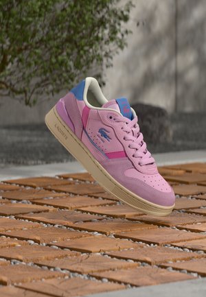 Baskets en cuir rose avec des accents bleus et un panneau en daim rose clair. Elles présentent un bout perforé, une semelle intermédiaire texturée et un logo de la marque sur le côté.