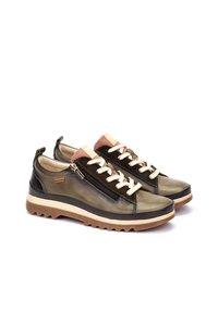 Chaussures en cuir vert olive avec une surface texturée, dotées d'une fermeture éclair, d'accents roses contrastants et d'une épaisse semelle en caoutchouc marron.