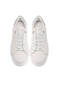 Sneakers in pelle bianca con una superficie liscia, dettagli in argento sul tallone e lacci piatti. Punta arrotondata e design a profilo basso.
