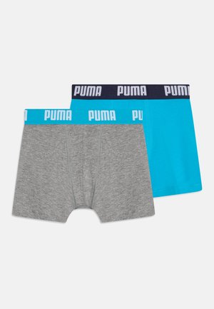 To par med boxershorts: en grå med en lys blå midjebånd, og en turkis med en mørk blå midjebånd, begge med fremtredende logotekst.