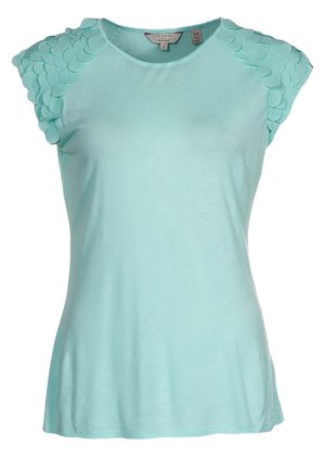Top azul claro de manga corta con cuello redondo y detalles circulares superpuestos de tela en las zonas de los hombros.
