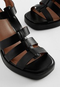 Next FOREVER COMFORT FISHERMAN   - REGULAR FIT - Kõrge kontsaga sandaalid - black
