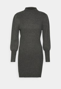 Ribbad, mörkgrå klänning med hög hals och långa puffärmar. Figursydd silhuett som framhäver formen. Mjuk textur.