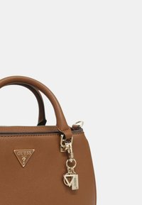 Borsa a mano sintetica marrone con due manici corti, accessori in oro, logo triangolare e dettaglio della doppia charms. Texture liscia e design strutturato.