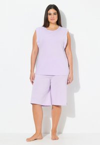 Lila Schlafanzug-Set, bestehend aus einem ärmellosen Top und knie-langen Shorts, aus weichem Stoff mit einem subtilen Punktmuster.