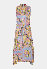 Robe à imprimé floral avec un col montant, sans manches et une taille ceinturée. Couleurs : rose, jaune, vert et bleu. Tissu léger.