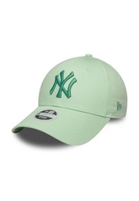 Boné de basebol verde-claro com a aba curva, apresentando um logótipo bordado em verde-escuro "NY" e um acabamento de tecido texturizado.