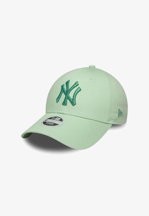 Gorra de béisbol verde claro con visera curva, que presenta un logotipo bordado en verde oscuro "NY" y un acabado de tela texturizada.