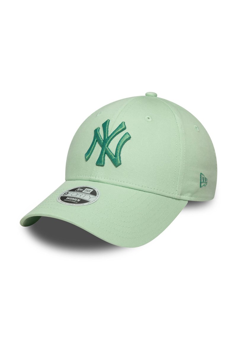 Boné de basebol verde-claro com a aba curva, apresentando um logótipo bordado em verde-escuro "NY" e um acabamento de tecido texturizado.