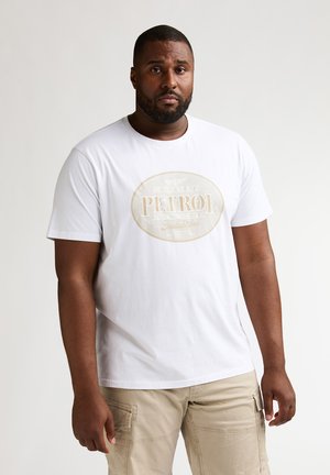 Witte T-shirt met korte mouwen met een grote beige afbeelding en de tekst "PETROL" in het midden. Gemaakt van glad katoen, met een ronde halslijn.