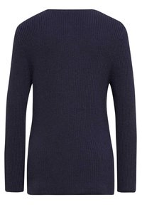 Marineblauer Strickpullover mit langen Ärmeln, einem breiten Rundhalsausschnitt und einem strukturierten Muster über die gesamte Fläche. Keine sichtbaren Beschläge oder Akzente.