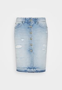 Lichtblauwe denim rok met een rechte snit, voorzien van klinknagels langs de voorkant en versleten details. Vijf zakken met gestikte naden.