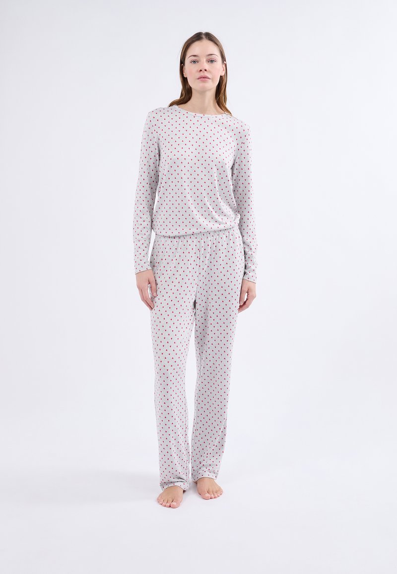 Conjunto de pijama gris claro que incluye una camiseta de manga larga y pantalones holgados, decorados con pequeños puntos rojos. Material suave y liviano.