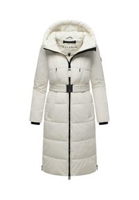 Witte gewatteerde jas met een capuchon, een ceintuur in de taille, ritssluiting en zijzakken. Heeft zwarte accenten en een gewatteerde textuur.