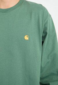Carhartt WIP CHASE - Hosszú ujjú felső - duck green/gold