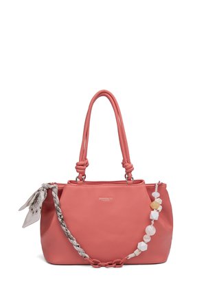 Koraalroze handtas met dubbele handvatten, gevlochten en met kralen versierde banden, en een klein geknoopt patroon sjaaltje aan de linkerkant.